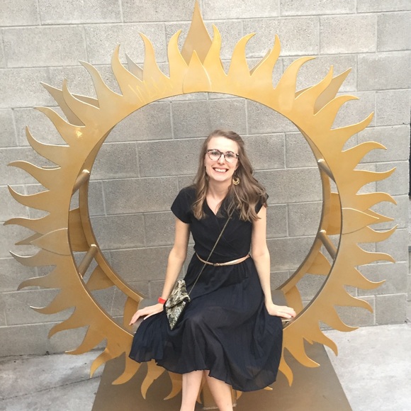 Welcome to my closet! My name is Chelsea 🌞 - Picture 10 of 15